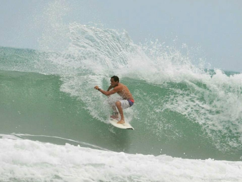 Fotos minhas surfando e de meu filho Arthur Marinho (Imagem: Arquivo Pessoal)