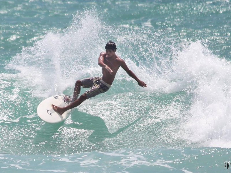 Fotos minhas surfando e de meu filho Arthur Marinho (Imagem: Arquivo Pessoal)
