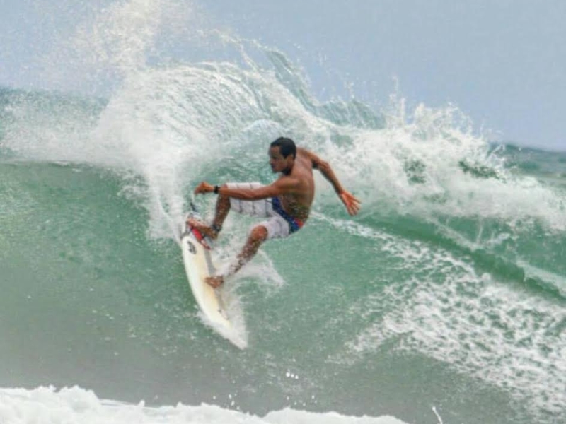 Fotos minhas surfando e de meu filho Arthur Marinho (Imagem: Arquivo Pessoal)