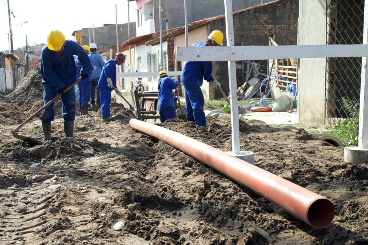 Obras de esgotamento sanitário abastecimento de água e drenagem na Grande Aracaju são intervenções realizadas em diversos bairros da capital sergipana Barra dos Coqueiros São Cristóvão e Nossa Senhora do Socorro (Imagem: André Moreira/ASN)