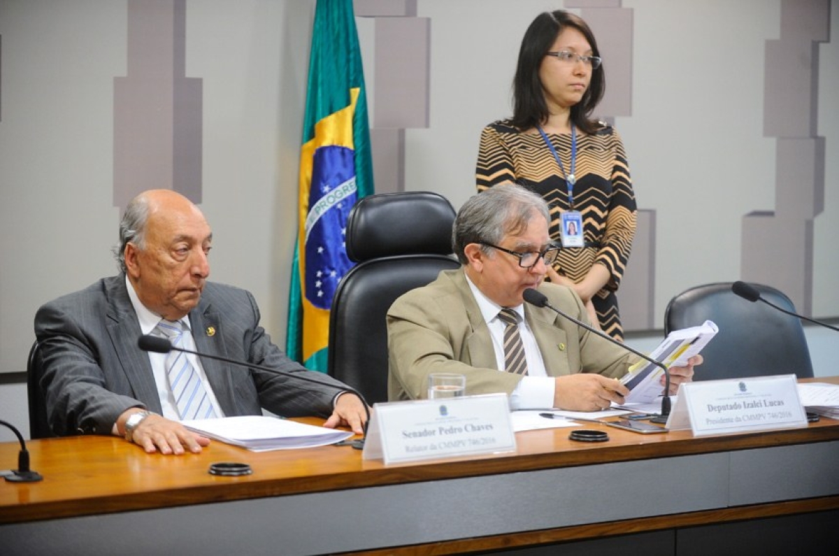 O relator da MP 746/2016 senador Pedro Chaves (PSC-MS) e o presidente da comissão mista da MP deputado Izalci (PSDB-DF) (Imagem: Marcos Oliveira/Agência Senado)