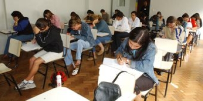 Mais de 216 mil estudantes farão o Enade neste domingo (Imagem: Agência Brasil)