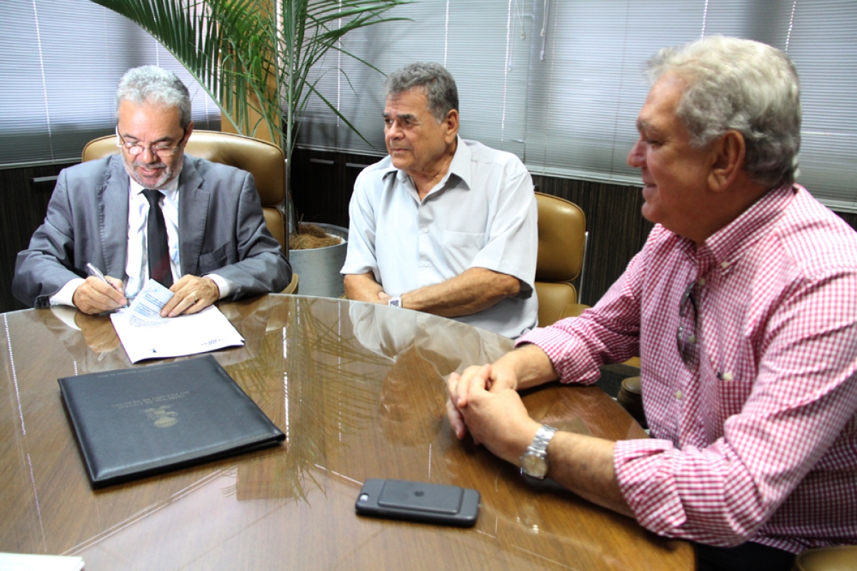 Superintendente do Sebrae Emanuel Sobral assinou convênio com o Tribunal (Imagem: Cleverton Ribeiro/TCE/SE)