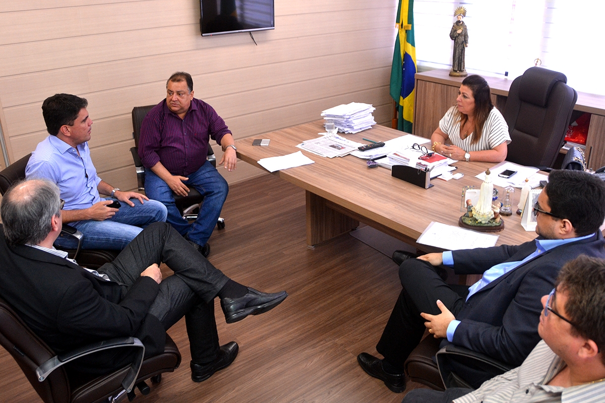 Vice-presidente do TCE/SE conselheira Susana Azevedo reuniu MP Especial Ipesaúde e secretários da PMA (Imagem: Kleber Santos/TCE/SE)
