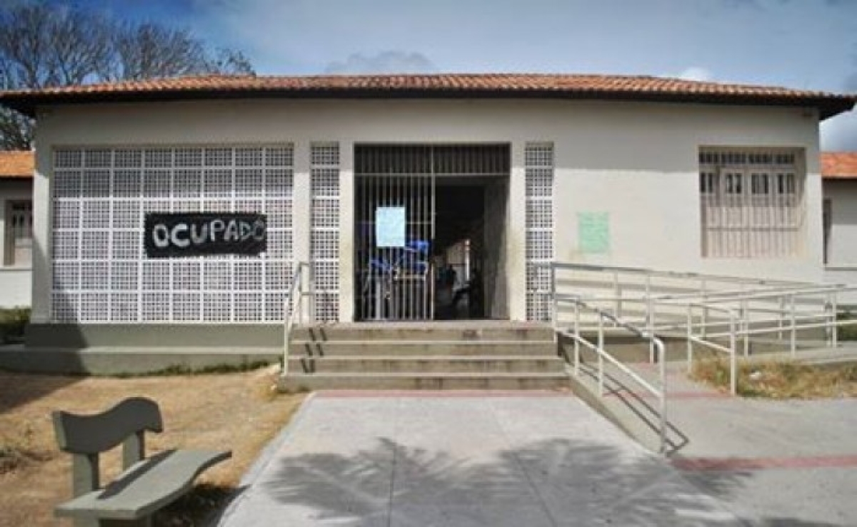 Cartazes apontam ocupação na escola (Imagem: Alef Andrade/Portal Itnet)