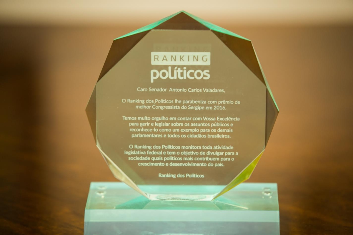 Senador Valadares recebe prêmio de melhor Congressista de Sergipe em 2016 (Imagem: Rafael Nunes)