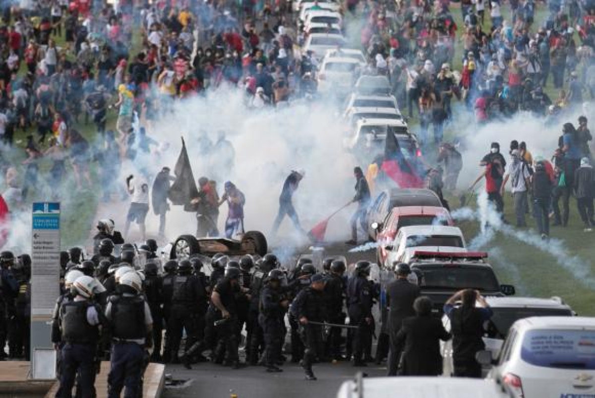 Manifestantes entram em confronto com a PM em frente ao Congresso (Imagem: Fabio Rodrigues Pozzebom/Agência Brasil)