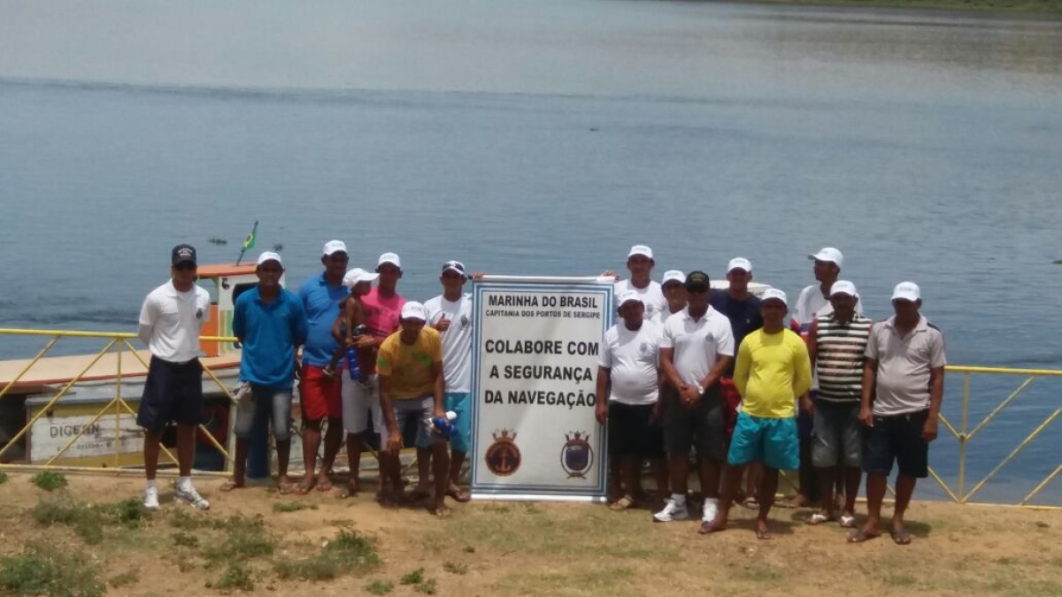 Equipe Aquática conscientiza ribeirinhos com palestras retira novas cercas nas margens do rio e fiscaliza embarcações para transporte escolar (Imagem: CBHSF) Equipe Aquática conscientiza ribeirinhos com palestras retira novas cercas nas margens do rio e fiscaliza embarcações para transporte escolar (Imagem: CBHSF)