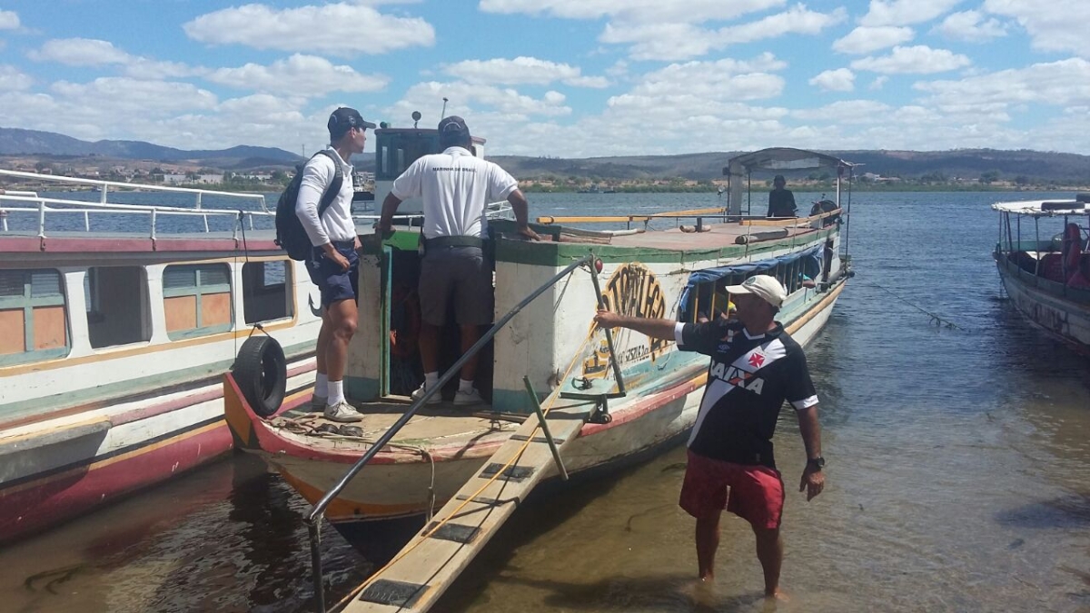 Equipe Aquática conscientiza ribeirinhos com palestras retira novas cercas nas margens do rio e fiscaliza embarcações para transporte escolar (Imagem: CBHSF) Equipe Aquática conscientiza ribeirinhos com palestras retira novas cercas nas margens do rio e fiscaliza embarcações para transporte escolar (Imagem: CBHSF)