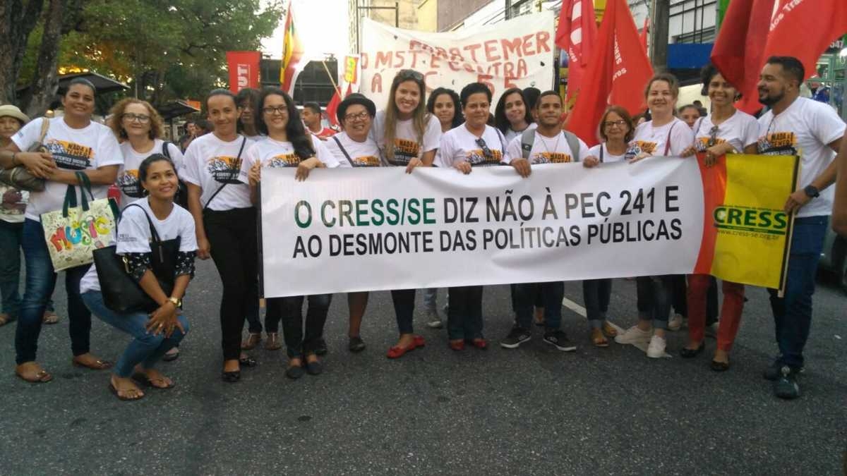 Assistentes sociais protestam contra PEC 55 durante ato público (Imagem: Cress/SE) Assistentes sociais protestam contra PEC 55 durante ato público (Imagem: Cress/SE)