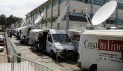 Carros de transmissão de televisão se preparam para cobertura de velório coletivo (Imagem: Daniel Isaia/Agência Brasil) Carros de transmissão de televisão se preparam para cobertura de velório coletivo (Imagem: Daniel Isaia/Agência Brasil)
