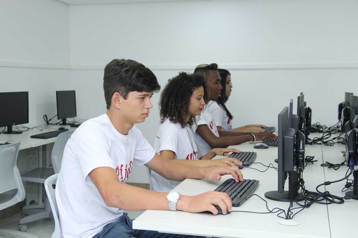 Jovens já aguardam o início das aulas no IJCPM (Imagem: Victor Caldas/Lotti+Caldas Comunicação)