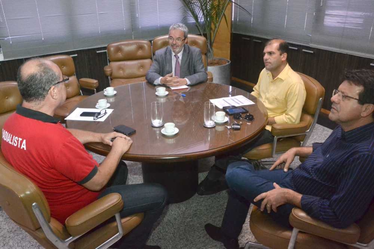Júnior Barrozo futuro prefeito de Santana do São Francisco também foi recebido pelo presidente do TCE  (Imagem: Cleverton Ribeiro/TCE/SE)
