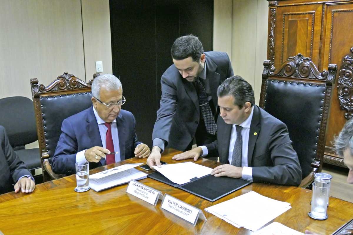 Jackson Barreto assina convênio de estudos para duplicação da BR-235 com ministro dos Transportes (Imagem: Roque Sá/ASN) Jackson Barreto assina convênio de estudos para duplicação da BR-235 com ministro dos Transportes (Imagem: Roque Sá/ASN)