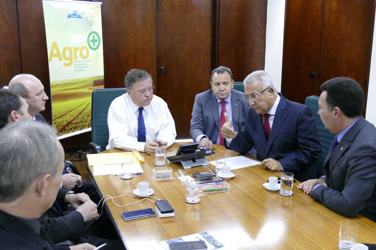 Em audiência com o ministro da Agricultura Blairo Maggi nesta quarta-feira 07 Jackson solicitou a disponibilização do estoque de 740 toneladas de milho da unidade da Companhia Nacional de Abastecimento (Conab) a preço subsidiário para atender os pequenos criadores dos municípios do semiárido (Imagem: Roque Sá/ASN) Em audiência com o ministro da Agricultura Blairo Maggi nesta quarta-feira 07 Jackson solicitou a disponibilização do estoque de 740 toneladas de milho da unidade da Companhia Nacional de Abastecimento (Conab) a preço subsidiário para atender os pequenos criadores dos municípios do semiárido (Imagem: Roque Sá/ASN)
