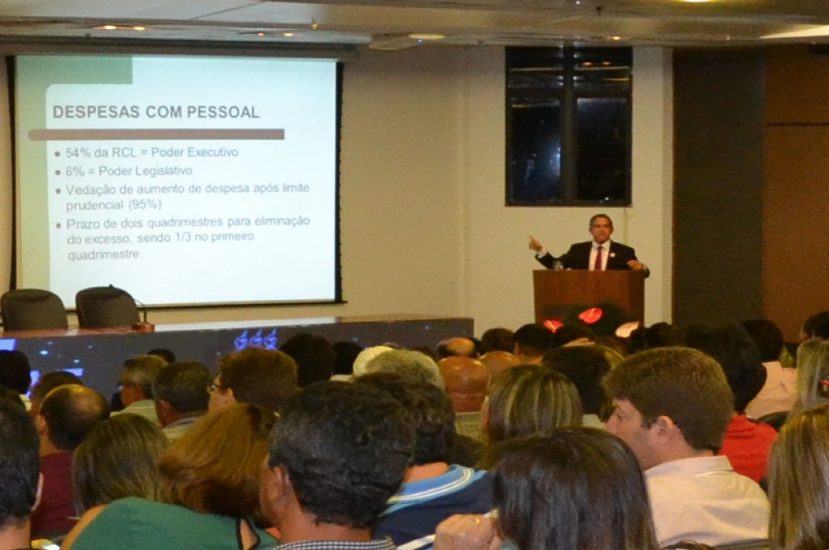 Procurador chama atenção para a responsabilização dos prefeitos (Imagem: Cássia Santana/Portal Infonet) Procurador chama atenção para a responsabilização dos prefeitos (Imagem: Cássia Santana/Portal Infonet)