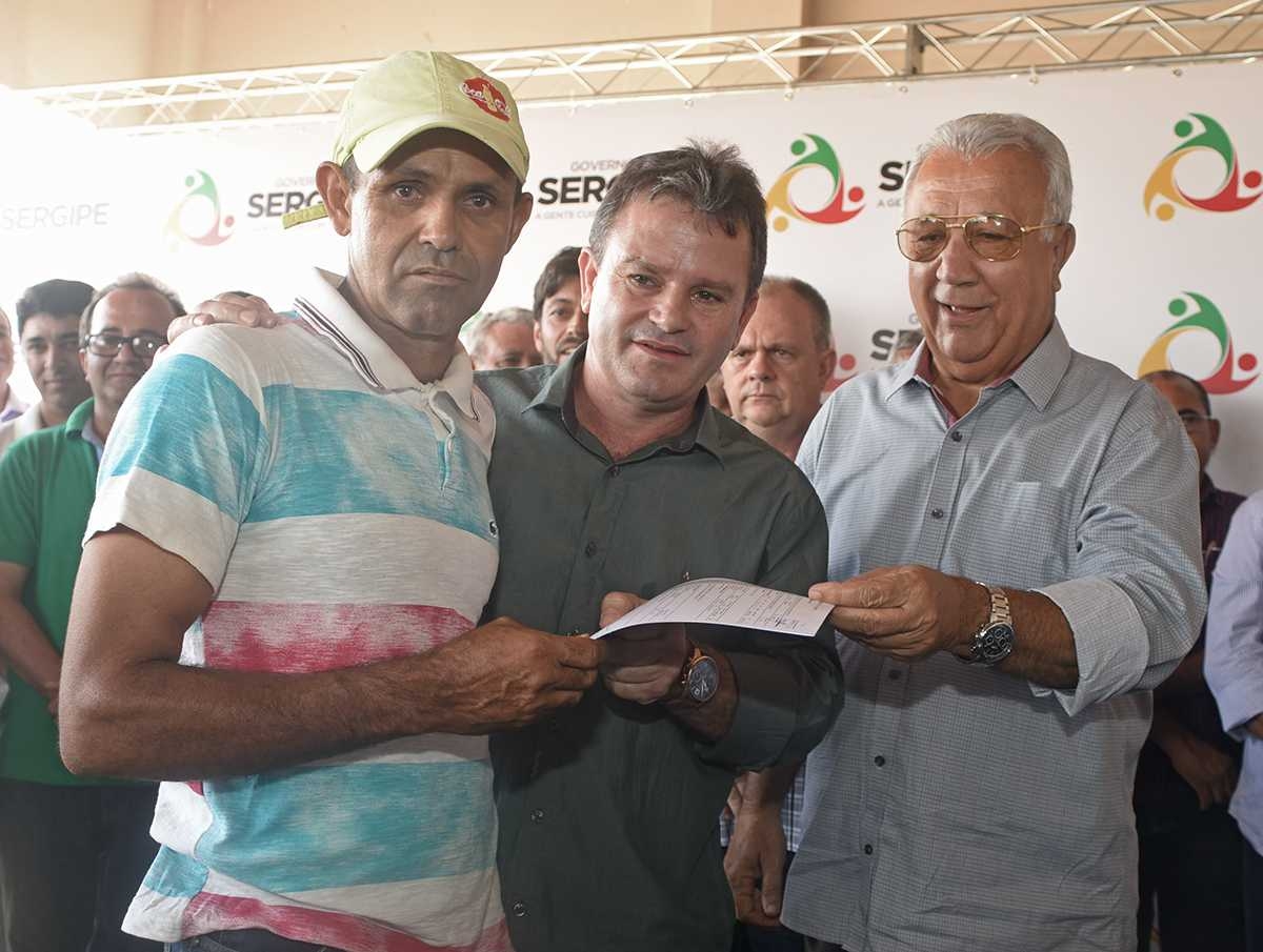 Ao lado do prefeito de Simão Dias Marival Santa o governador Jackson Barreto assinou implantação do programa Dom Távora no município (Imagem: Marcelle Cristinne/ASN) Ao lado do prefeito de Simão Dias Marival Santa o governador Jackson Barreto assinou implantação do programa Dom Távora no município (Imagem: Marcelle Cristinne/ASN)