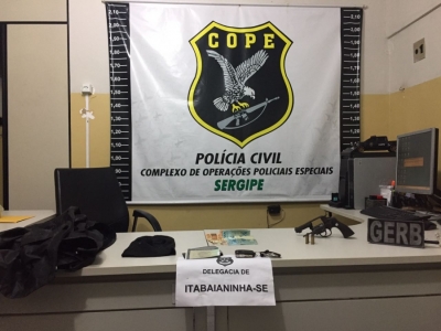 Polícia apreendeu revólver balaclava casaco e dinheiro (Foto: SSP/SE)
