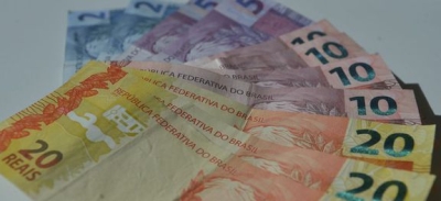 Pessoas físicas e empresas poderão parcelar dívidas com a Receita (Imagem: Agência Brasil)