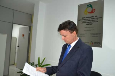 Acácia mostra documentos entregues à delegada na Deotap (Foto: Cássia Santana/Portal Infonet)