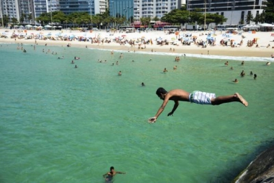 Em dia de alta temperatura, cariocas e turistas enchem praias da zona sul da cidade (Imagem: Tomaz Silva/Agência Brasil)