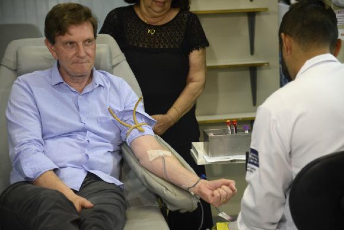 O novo prefeito do Rio, Marcelo Crivella, doa sangue durante visita ao Instituto Estadual de Hematologia (Hemorio) (Imagem: Tânia Rêgo/Agência Brasil)