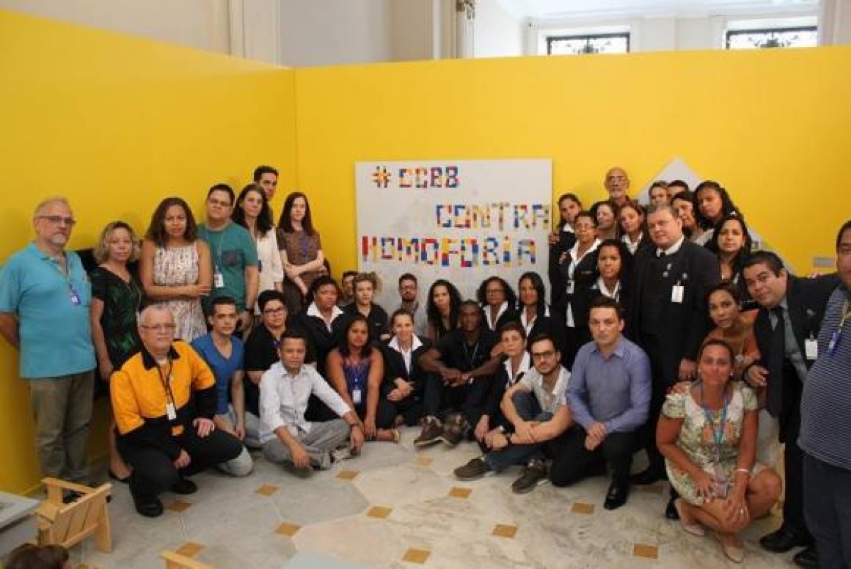 Funcionários do CCBB Rio posam ao lado de frase contra a homofobia após denúncia de casal de mulheres (Imagem: Divulgação/CCBB Rio)