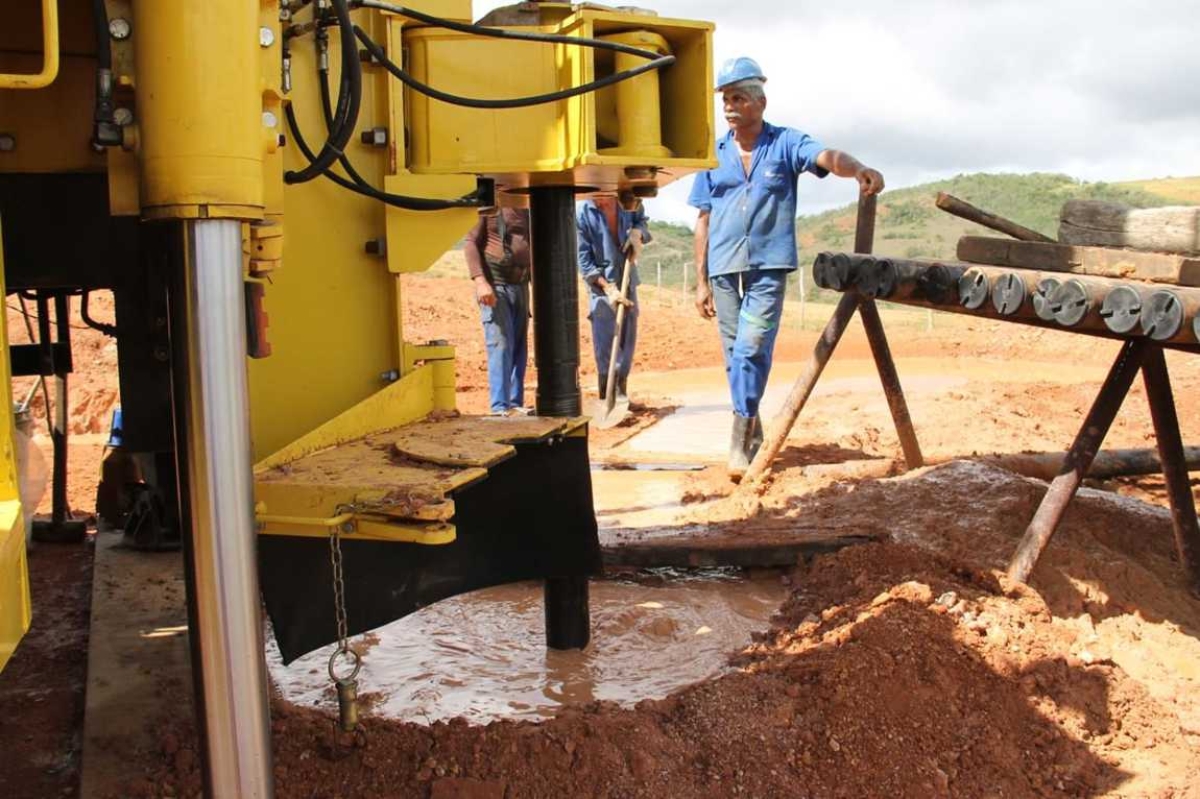 Sonda de perfuração rotativa com capacidade para 500 metros de profundidade é pronta para os solos de rochas sedimentares, usando a circulação de "fluido de perfuração" (Imagem: Cohidro/SE)