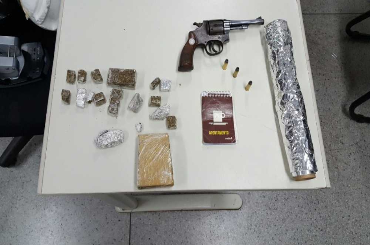 O acusado foi preso em flagrante por tráfico de drogas e porte ilegal de arma de fogo (Imagem: SSP/SE) 