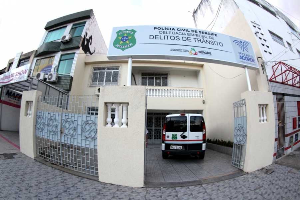 Delitos de Trânsito indicia dez pessoas por furto de refrigerantes em carga tombada (Imagem: SSP/SE)