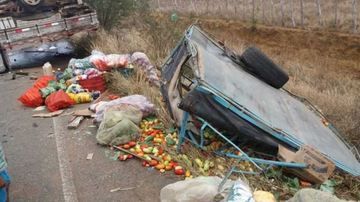 Caminhonete carregada de verduras capota na Rota do Sertão (Imagem: Portal Itnet)