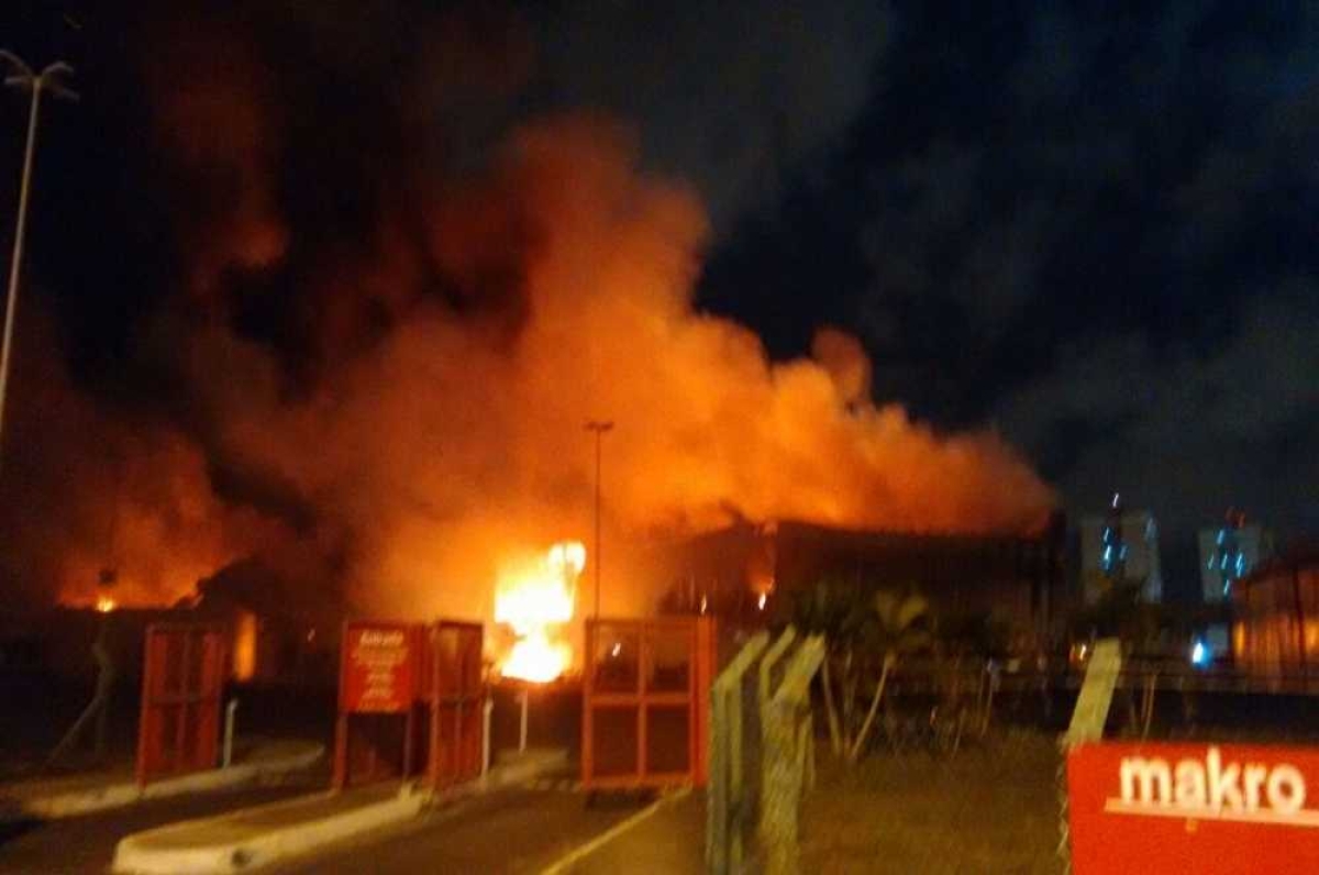 Incêndio atinge supermercado Makro de Aracaju (Imagem: Portal Infonet)