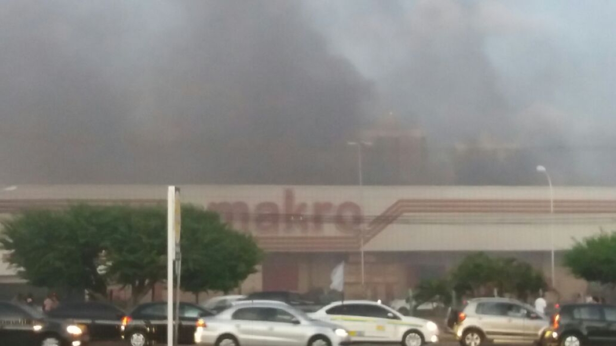 Fogo toma conta e consome o prédio do supermercado Makro, em Aracaju (Imagem: Internauta/FaxAju)