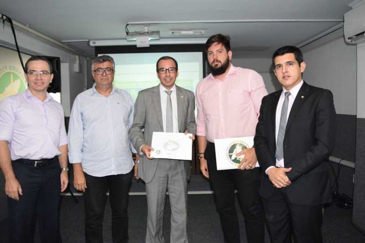 O secretário municipal de saúde, André Sotero; o presidente do Conselho de Secretários Municipais, Enock Ribeiro, o defensor público geral, Jesus Jairo Lacerda; o assessor jurídico da SES, Max Carvalho e o defensor público, Saulo Lamartine (Imagem: DPE/SE)