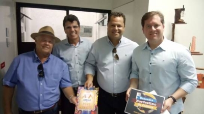 Da esquerda para a direita: Irineu Fontes, secretário de cultura de Sergipe; Kaká Andrade, secretário de turismo de Canindé de São Francisco; Saulo Eloy Filho, secretário de turismo e esporte de Sergipe; e Marx Beltrão, ministro do turismo (Imagem: Assessoria Setesp/SE)