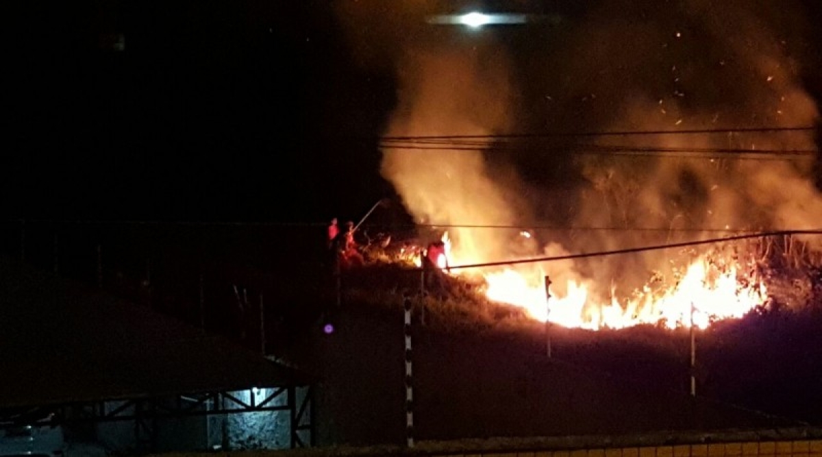Incêndio em vegetação tirou o sono de moradores em Estância (Imagem: Diário Sergipano)