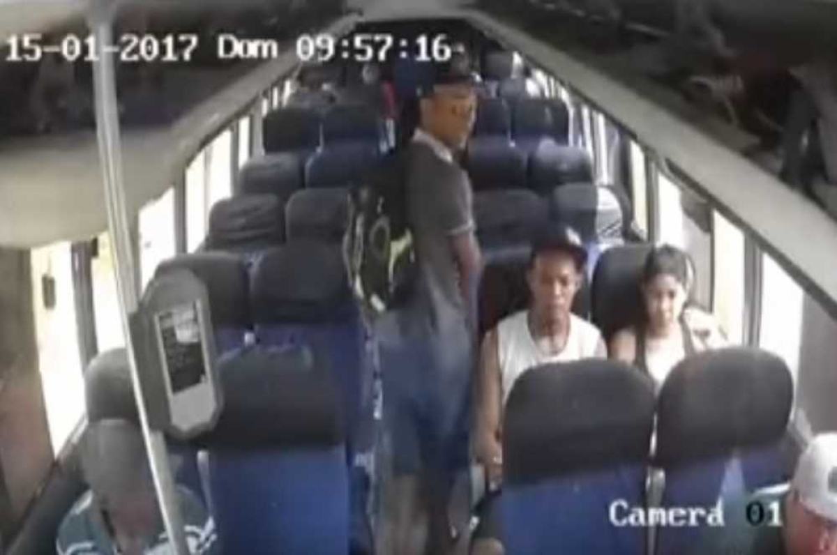 O homem entra rapidamente, aborda o motorista e depois segue para o fundo do veículo (Imagem: Reprodução/Portal Infonet)