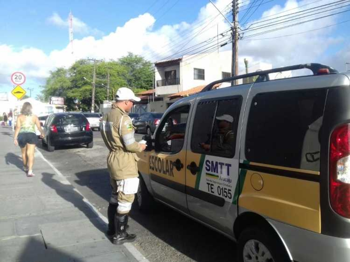 Agentes da SMTT estão fiscalizando e orientando condutores de transporte escolar (Imagem: SMTT/Aracaju)