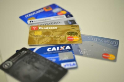 Juros do crédito rotativo chegam a 484,6% ao ano e batem recorde (Imagem: Arquivo/Agência Brasil)