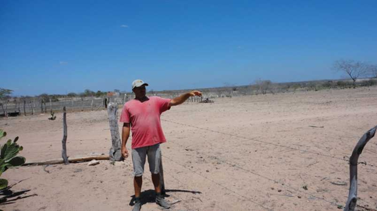 Agricultor de Poço Redondo aponta para cenário desolador na lavoura (Imagem: Assessoria Aease)
