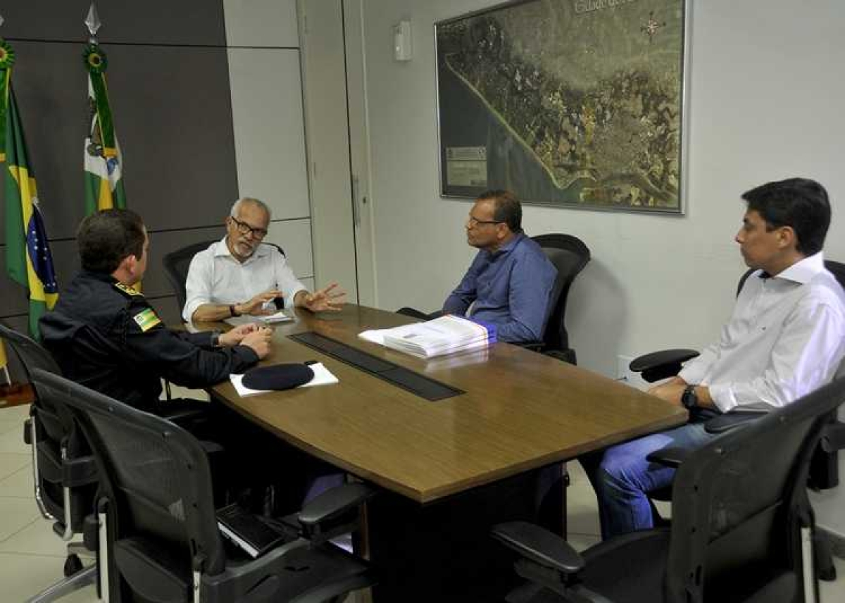 Prefeito de Aracaju solicita ao diretor-geral da Guarda plano de segurança para escolas e postos de saúde (Imagem: Janaína Santos/PMA)