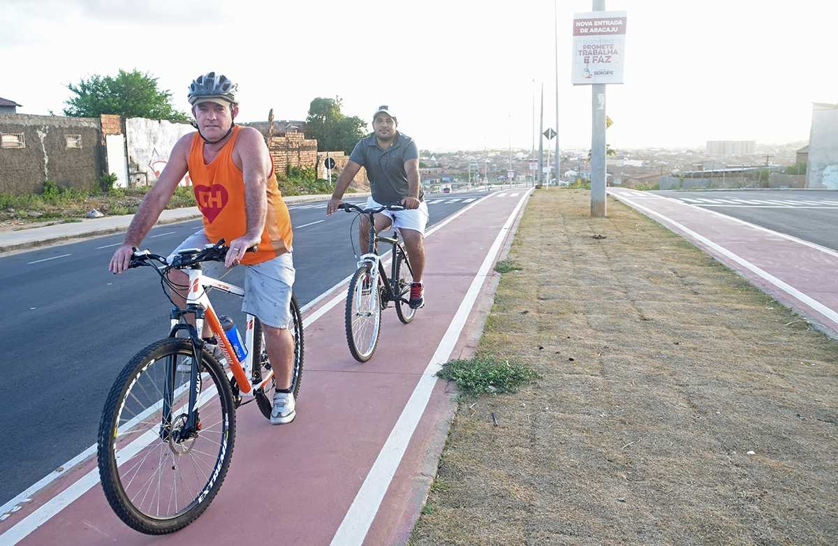 Genilson Santana e Eduardo Soares fazem parte de um grupo que pedala na ciclovia da avenida Lauro Porto (Imagem: Marcelle Cristinne/ASN) 