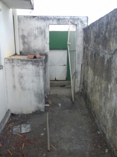 Portão lateral da Unidade foi forçado (Imagem: SMS)