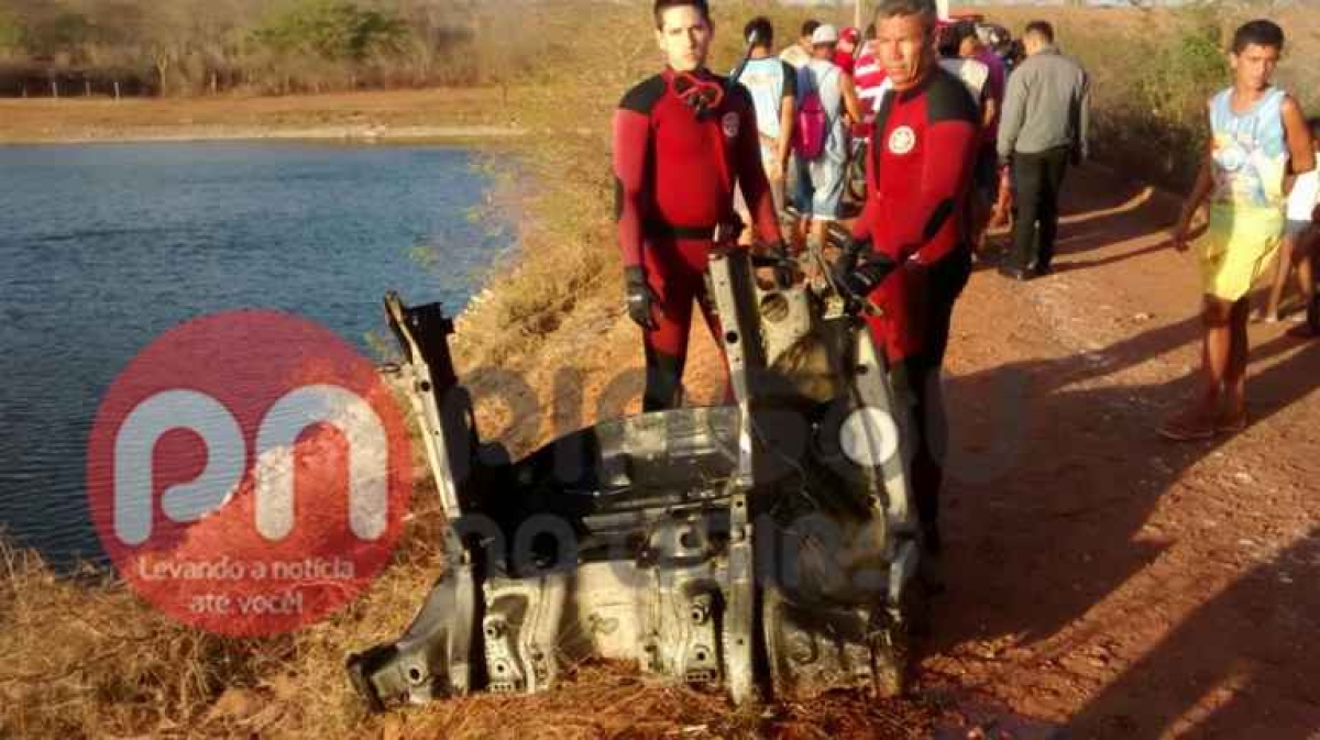 Bombeiros localizam veículos dentro de barragem e polícia acredita em possível desmanche em Glória (Imagem: Pingou Notícias)