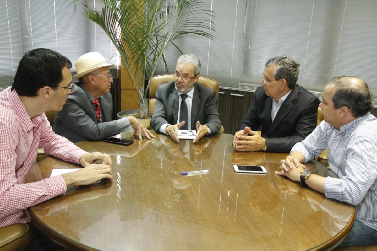 Parlamentares solicitam ao TCE inspeção �??mais acurada�?� na FHS (Foto: Cleverton Ribeiro)