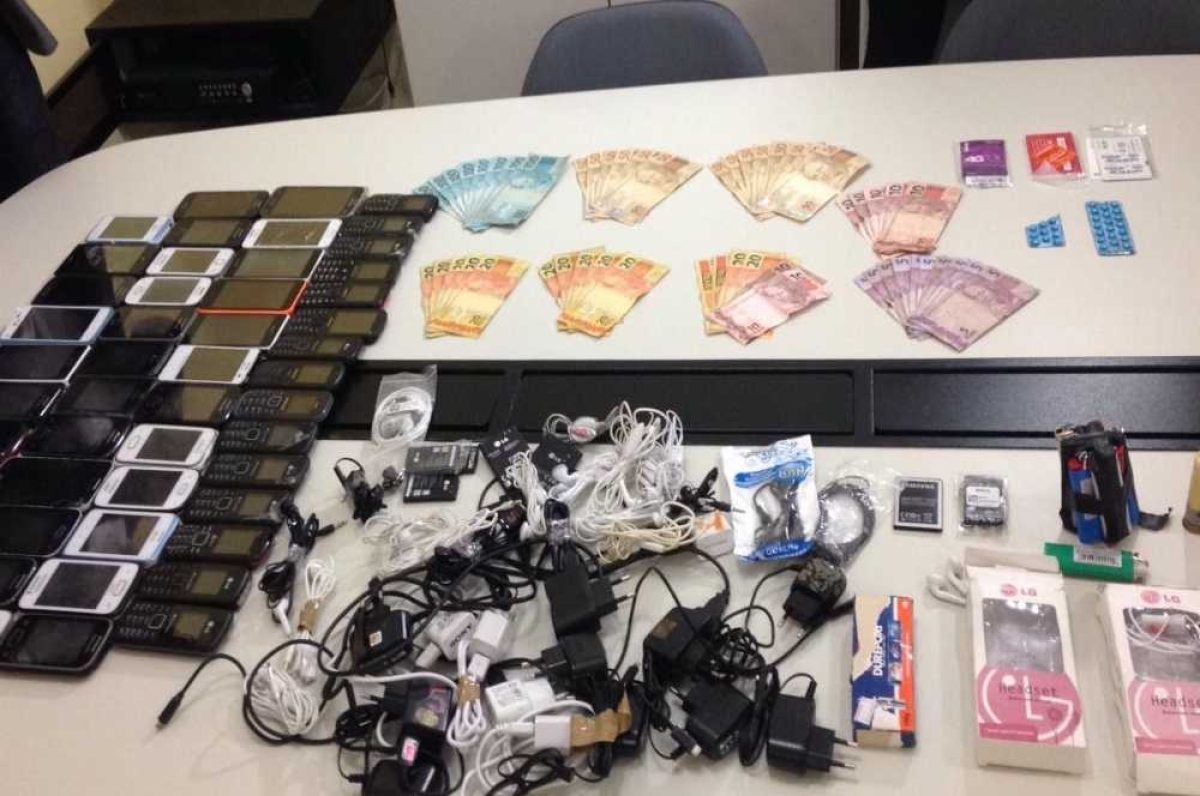 Celulares, carregadores, dinheiro, isqueiros e até estimulantes sexuais foram apreendidos (Foto: Portal Infonet) 