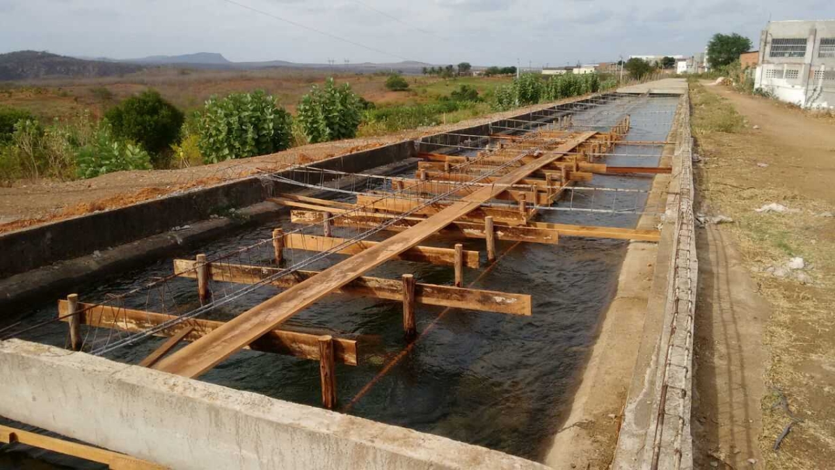 Primeira etapa da obra que pode ser feita com o canal cheio foi concluída e agora precisa esvaziar para ter acesso a outro trecho do revestimento (Foto: Edmilson Cordeiro/Cohidro/SE)