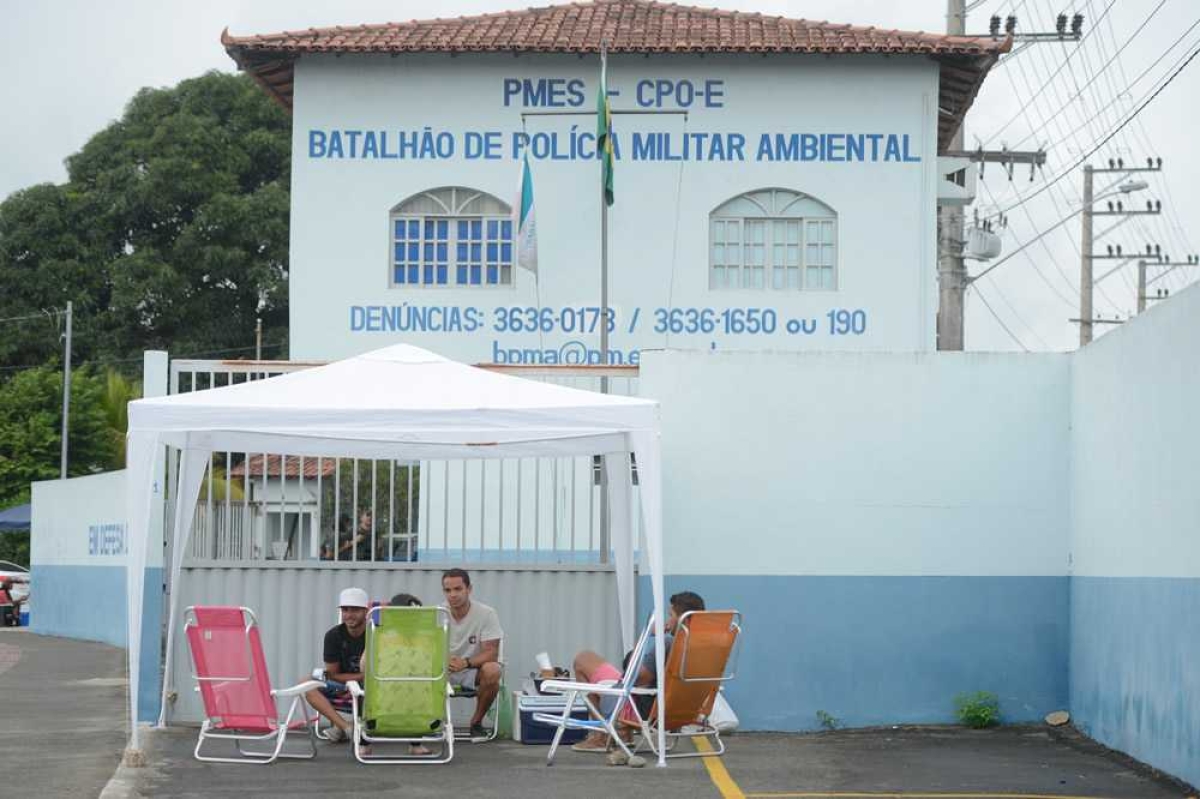 Mulheres continuam em frente aos batalhões e policiais não voltam às ruas no Espírito Santo (Imagem: Agência Brasil)