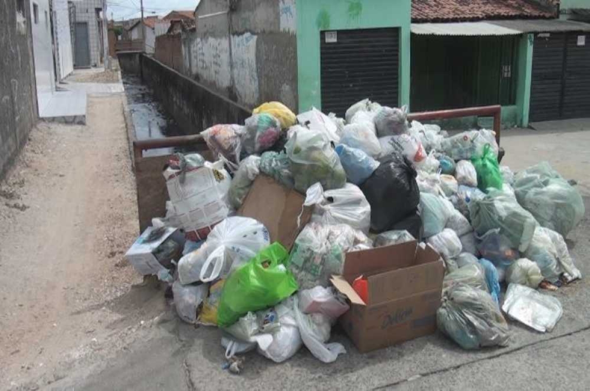 No bairro América lixo está amontado na beira de canal (Foto: Portal Infonet) 