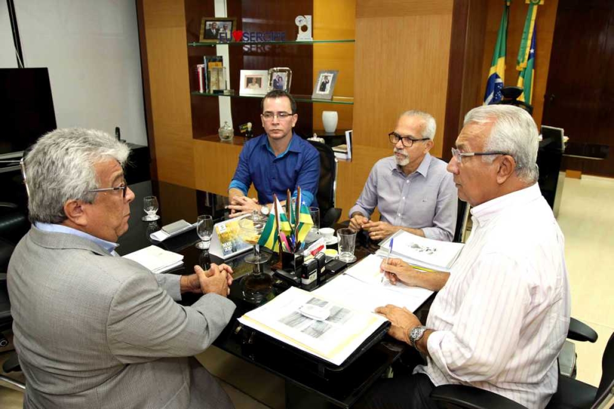 O governador Jackson Barreto se reuniu com o prefeito Edvaldo Nogueira e os secretários de Saúde Almeida Lima (Estado) e André Sotero (Município) para dar início à construção de uma parceria que objetiva a melhoria da qualidade nos atendimentos na rede pública de Saúde (Foto: André Moreira/ASN)